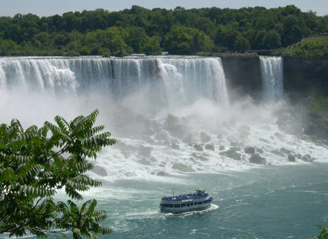 Where is Niagara Falls located in the United States?