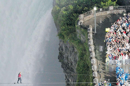 Nik Wallenda's wire-Walking across Niagara Falls